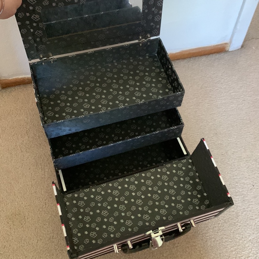 Makeup Container - Picture 2 of 4